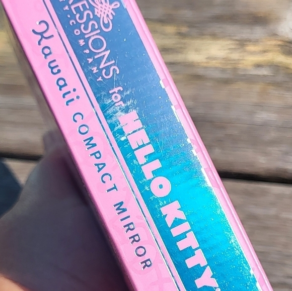 Hello Kitty Ultra Bright LED Magnifying Compact Mirror - Picture 6 of 7